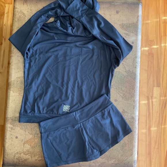 La Vie En Rose 2 pieces black zip up and shorts - Picture 2 of 5